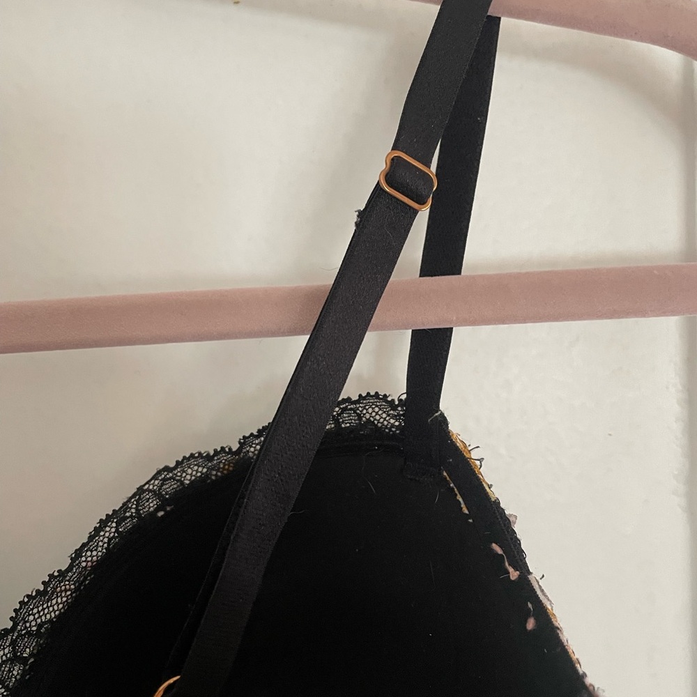 Victoria's Secret Black Floral Embroidered Underwire Bra - Picture 5 of 12